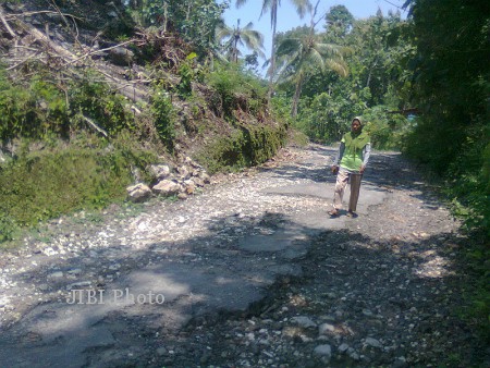 Jalan menuju objek wisata Waduk Sermo di Desa Karangsari Pengasih rusak. Foto diambil Rabu (26/2/2014). (Arif Wahyudi/JIBI/Harian Jogja)