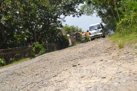 Kondisi jalan kabupaten yang menghubungkan empat desa di wilayah Kecamatan Selogiri rusak parah, Jumat (28/2/2014).(JIBI/Solopos/Bony Eko Wicaksono)