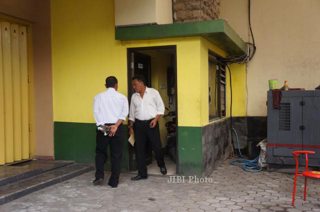 Petugas Polresta Solo melakukan pemeriksaan terhadap bangunan Zensho Karaoke Jl Kebangkitan Nasional, Sriwedari Solo, Senin (24/2/2014). Sebelumnya sekelompok massa tak dikenal telah merusak karaoke tersebut pada Minggu (23/2/2014) malam. (Sunaryo Haryo Bayu/JIBI/Solopos)