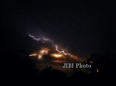 Foto Gunung Kelud saat meletus (ilustrasi/Twitter 103.7 FM #JMR @PuspitaFM)