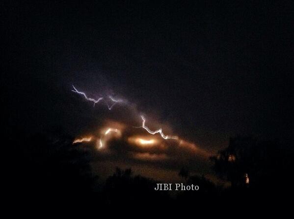 Foto Gunung Kelud saat meletus (ilustrasi/Twitter 103.7 FM #JMR @PuspitaFM)