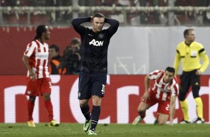 Wayne Rooney terlihat bersedih setelah timnya kalah dari Olympiakos. JIBI/REUTERS/Yorgos Karahalis