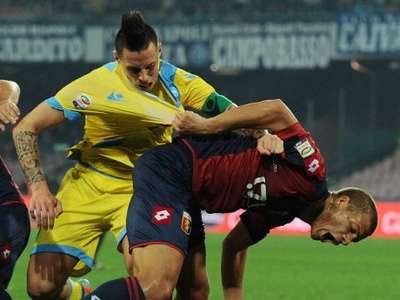 Pemain Napoli dan Genoa berbut bola. Ist/detiksport