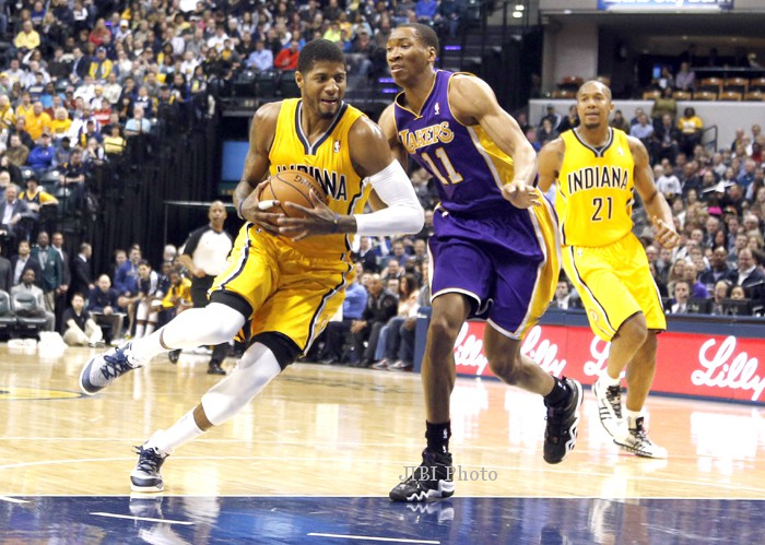 Forward Indiana Pacers Paul George (24) mendribel bola menghadapi forward Los Angeles Lakers Wesley Johnson (11) di Bankers Life Fieldhouse. JIBI/Reuters/Brian Spurlock-USA TODAY Sports