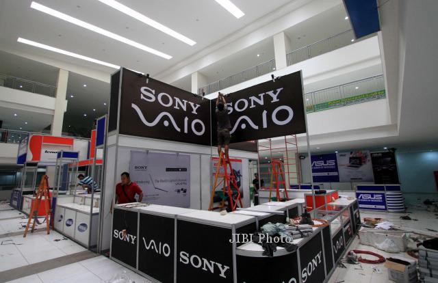 Menyiapkan stan Pameran Komputer