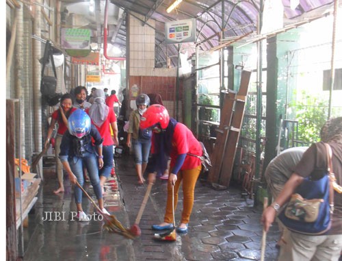 Aktivitas bersih-bersih di Pasar Beringharjo, Rabu (26/2). (JIBI/Harian Jogja/Mediani Dyah Natalia)