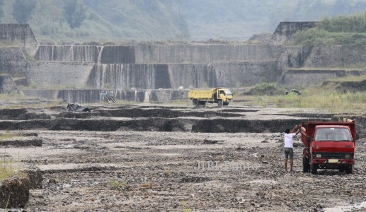 penambang pasir-kediri-190214-Ari Bowo Sucipto-antara Â» SOLOPOS.COM