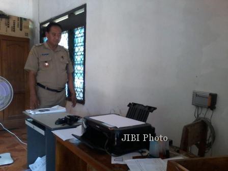 Kepala Desa Sribit, Kecamatan Sidoharjo, Sragen, Sutaryo, saat menunjukan ruang pelayanan desa setempat yang menjadi sasaran pencurian, Minggu (23/2/2014) malam. (Ika Yuniati/JIBI/Solopos)