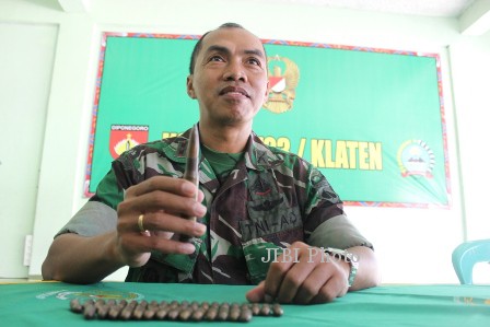 Komandan Kodim 0723 Klaten, Letkol (Inf) Thomas Heru Rinawan, menunjukkan puluhan butir peluru yang ditemukan warga Krangkungan RT 017/001, Manjungan, Ngawen, Sunaryanto, di bawah kasur. Sebanyak 35 butir peluru yang masih aktif itu akan dikirimkan kembali ke Detasemen Peralatan (Denpal) di Solo. (JIBI/Solopos/Shoqib Angriawan)