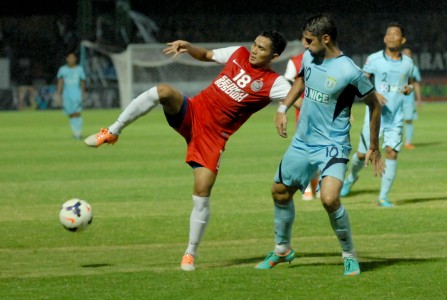 Pemain Persela Srdjan Lopicic (kedua kanan) berebut bola dengan pemain PSM Supandi. JIBI/Ant/Syaiful