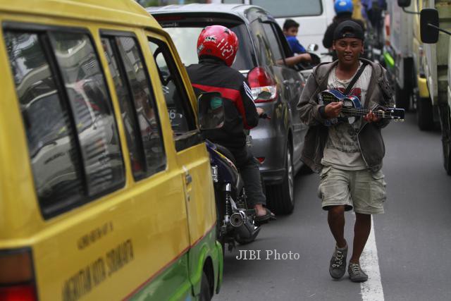 Mengamen di perempatan lampu merah