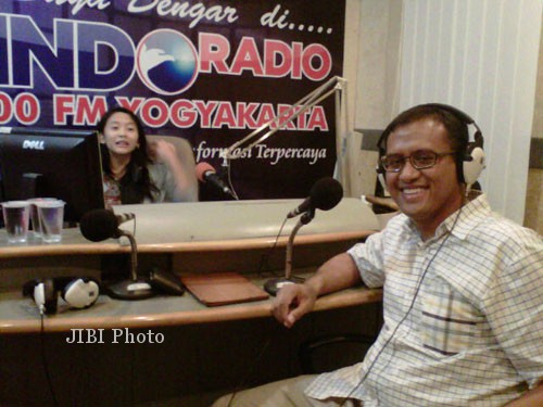 Rahmad Pribadi atau RP (kanan) saat talkshow di Sindo Radio 18 Februari 2014. Talkshow ini mengulas kegiatan Rahmad Pribadi di dunia bisnis. Sebagai orang muda Indonesia lulusan Harvard University, Rahmad Pribadi mendukung komunitas Stand-up Comedy sebagai komunitas talenta anak muda yang digelar di Jendela Kafe, Jumat (21/2). (IST)