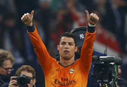 Penyerang Real Madrid Ronaldo mengacungkan jempol usai laga lawan Schalke. JIBI/Reuter/Ralph Orlowsk