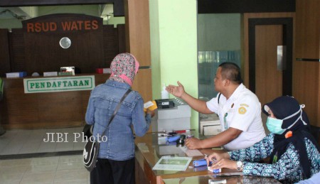 Petugas melayani pasien di RSUD Wates. (Switzy Sabandar/JIBI/Harian Jogja)
