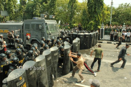 Kegiatan simulasi teror di KPU Gunungkidul, Rabu (26/2/2014). (JIBI/Harian Jogja/Ujang Hasanudin)