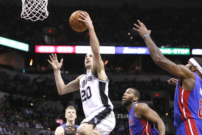 Guard San Antonio Spurs Manu Ginobili (20) berusaha memasukkan bola ke keranjang Detroit Pistons di AT&T Center. Spurs menang dengan angka 120-110. JIBI/Reuter/Soobum Im-USA TODAY Sports