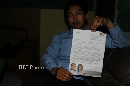 Nugroho Budi Santoso, Guru SMU Pembangunan 4 Playen, menunjukan surat pribadi Abu Rizal Bakrie yang diterima guru-guru di Gunungkidul. (Ujang Hasanudin/JIBI/Harian Jogja)