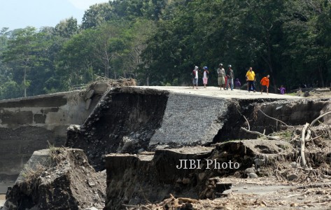 AMBLAS DITERJANG LAHAR KELUD