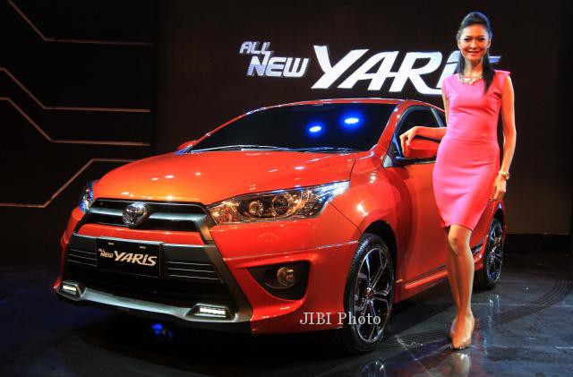 Model Juwita Rahmawati berpose dengan mobil All New Yaris saat peluncuran di Jakarta, Senin (17/3/2014). Peluncuran Yaris terbaru ini merupakan salah satu upaya Toyota dalam merespons antusiasme dan loyalitas para pengguna setia yang telah menantikan Toyota Yaris generasi terbaru. (Dedi Gunawan/JIBI/Bisnis)