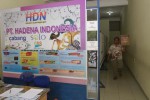 Petugas kepolisian membawa kardus berisi barang bukti setelah memeriksa Kantor PT Hadena Indonesia Cabang Solo, Kamis (20/3/2014) lalu. (JIBI/Solopos/Septian Ade Mahendra)