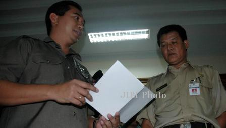 Penanggung Jawab Tim Sukses Jokowi-Rudy, Bimo Putranto (kanan) mengembalikan surat undang pelantikan Walikota-Wakil Walikota terpilih Joko Widodo-FX Hadi Rudyatmo kepada Pemkot Solo di Balai Kota Solo, Selasa (26/7/2005). (Burhan Aris Nugraha/JIBI/Solopos)