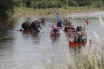 Rombongan peserta Bengawan Solo Gethek Festival menyusuri aliran sungai Bengawan Solo, melintas di kawasan Urban Forest, Pucang Sawit, Solo, Minggu (9/3/2014). Acara yang dimulai dari Ngepung, Sangkrah dan berakhir di Badran, Pucang Sawit tersebut diikuti 31 gethek. (Ardhiansyah IK/JIBI/Solopos)