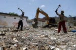 Membongkar Sisa Bangunan Kantor Kelurahan Timuran, Banjarsari, Solo