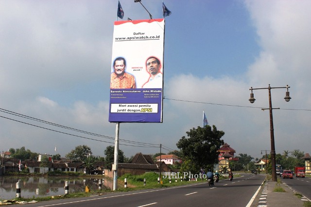 Pengendara sepeda motor melintasi Jl. Solo-Jogja, tepatnya di perbatasan Tegalgondo, Klaten dengan Sawit, Boyolali, Rabu (5/3). Tepat di lokasi tersebut, terpasang baliho bergambar foto Caleg dari Partai Nasdem, Sarwoto Atmosutarno dan Gubernur DKI Jakarta, Joko Widodo. (Shoqib Angriawan/JIBI/Solopos)