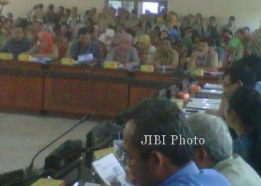 Tenaga honorer K2 mengeruduk Gedung DPRD Wonogiri, Maret 2014. (Trianto Hery S./JIBI/Solopos)