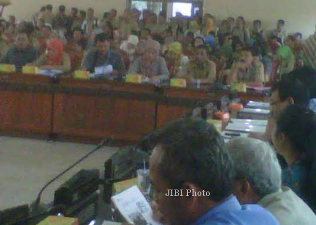 Tenaga honorer K2 mengeruduk Gedung DPRD Wonogiri. (JIBI/Solopos/Trianto Hery S.)
