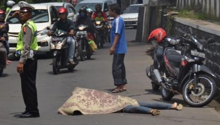 Petugas mengatur arus lalu lintas menghindari jenazah korban kecelakaan lalu lintas di Jl. Ahmad Yani, tepatnya di bawah Kreteg Bang, Wonogiri, Minggu (30/3/2014) sekitar pukul 12.00 WIB. (Bony Eko Wicaksono/JIBI/Solopos)