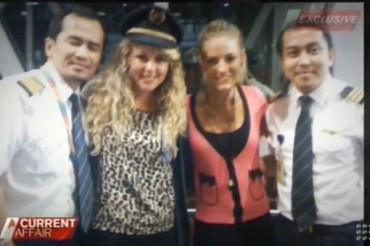 A Current Affair
Foto Jonti Roos (kedua dari kanan) bersama rekan ceweknya yang diajak masuk ke kokpit pesawat oleh pilot dan kopilot Malaysia Airlines, yang salah satunya adalah Fariq Abdul Hamid. Fariq adalah kopilot dari pesawat MAS dengan kode penerbangan MH370 yang hilang 2 jam setelah lepas landas dari Kuala Lumpur. Keberadaan dan nasib pesawat yang membawa 239 penumpang termasuk awak pesawat belum diketahui.