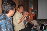 Kepala Puskesmas Selogiri, Hermanto (dua dari kiri) memperagakan cara menggunakan masker kepada warga Dusun Jowogang, Desa Jaten, Kecamatan Selogiri, Wonogiri saat Sosialisasi Bahaya Virus AI pada Manusia di rumah Yahmin, Ketua RT 003/RW 003, Kamis (6/3/2014) malam.(JIBI/Solopos/Trianto Hery Suryono)