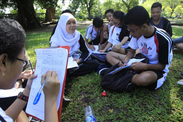 Membuat Puisi Sekolah | foto kegiatan sekolah membuat puisi feature solopos com Membuat Puisi Sekolah | foto kegiatan sekolah membuat puisi feature solopos com