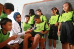 Dokter Yuliana mempraktikkan cara penggunaan berbagai alat kedokteran saat ia mengajar dalam program Kelas Inspirasi yang dilaksanakan Gerakan Indonesia Mwngajar di SD Prawirotaman, Jogja, Kamis (24/4/2014). Kegiatan mengajar yang bertujuan untuk menanamkan motivasi dan cita-cita kepada anak sejak dini itu diawaki oleh sejumlah profesional dari berbagai bidang pekerjaan, pengajar berbagai cerita mengenai profesi mereka kepada siswa sekolah dasar di 17 sekolah dasar yang tersebar di Daerah Istimewa Yogyakarta (DIY). (Desi Suryanto/JIBI/ JIBI/Harian Jogja)