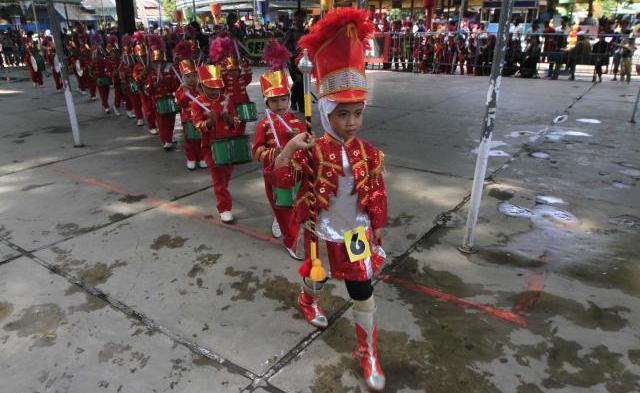 Sejumlah siswa taman kanak-kanak mempertunjukkan kekompakan menampilkan drum band saat lomba drum band yang digelar di Taman Hiburan Rakyat (THR) Sriwedari Solo, Minggu (6/4/2014). Lomba drum band tersebut diikuti oleh perwakilan 30 taman kanak-kanak se-Soloraya. (Septian Ade Mahendra/JIBI/Solopos)