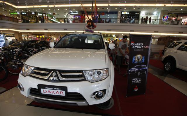 Mobil Pajero Sport Dakar dipamerkan di atrium pusat perbelanjaan Solo Square, Solo, Jawa Tengah, Sabtu (19/4/2014). Mobil itu tersebut merupakan produk terbaru Mitsubishi yang tampil dengan kapasitas mesin 3.000 cc 6 silinder berbahan bakar bensin, dan dibandrol dengan label harga Rp503 juta. (Sunaryo Haryo Bayu/JIBI/Solopos)