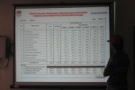 Warga dan calon anggota legislatif melihat data perolehan suara pemilu 2014 di Aula Kantor KPU Wonogiri, Sabtu (12/4/2014). (Triantios HS/JIBI/Solopos)