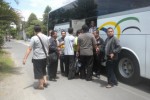 Rombongan kades dan perangkat desa se-Soloraya yang akan ke Kemendagri, naik bus dari Desa Gedangan, Kecamatan Grogol, Sukoharjo, Kamis (17/4/2014). (Iskandar/JIBI/Solopos)