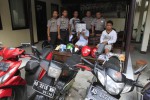 Polisi menunjukkan tersangka kasus curanmor berinisial R (kiri) dan Joko (kanan) serta barang bukti berupa lima sepeda motor di Mapolsek Banjarsari Solo, Selasa (22/4/2014). Tersangka R ditangkap di Solo Grand Mall (SGM) Solo dan tersangka Joko ditangkap di hotel kawasan Kestalan Solo. (Septian Ade Chandra/JIBI/Solopos)