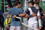 Djokovic (kanan) menucapkan selamat kepada Federer seusai laga semi-final. JIBI/Reuters/Patrice Masa
