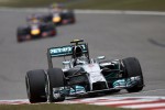 Pembalap Mercedes Formula One Nico Rosberg (depan) dibayang-bayangni pembalap Red Bull Formula One Sebastian Vettel dan Daniel Ricciardo di Chinese F1 Grand Prix, Shanghai International circuit. JIBI/Reuters/Carlos Barria