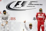 Pembalap Mrecedes Formula One Lewis Hamilton (tengah) mengacungkan jari sebagai pembalap tercepat di GP F1 Tiongkok 2014 didampingi Nico Rpsberg (kiri) yang menjadi juara kedua dan Fernando Alonso dari Ferrari yang menempati posisi ketiga. JIBI/Reuters/Aly Song