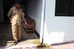 Petugas Puskesmas Lendah I menunjukkan rembesan limbah yang menimbulkan bau tidak sedap, Selasa (22/4/2014). (Switzy Sabandar/JIBI/Harian Jogja)