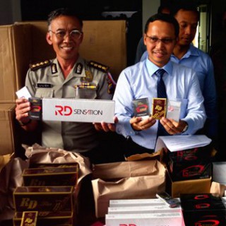Direktur Reserses Kriminal Khusus Polda Jateng, Kombes Pol. Djoko Purbohadijoyo (kanan), didampingi Kabid Humas Polda Jateng, Kombes Pol. A. Liliek Darmanto menunjukkan rokok ilegal dalag gelar perkara di Semarang, Rabu (23/4/2014). (JIBI/Solopos/Insetyonoto)