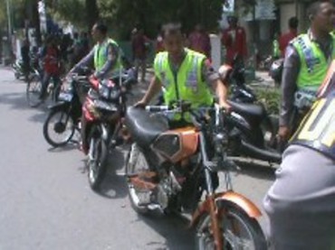 Polisi menaikkan sepeda motor blombongan yang disita dari simpatisan partai di kawasan Klaten Kota, Sabtu (5/4/2014). Total, di hari terakhir kampanye kemarin polisi menyita lebih dari 165 kendaraan blombongan dari simpatisan. (Shoqib Angriawan/JIBI/Solopos)