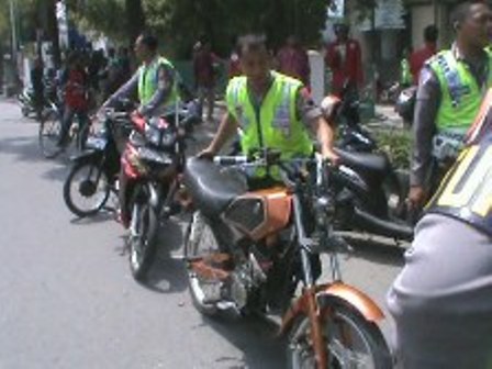 Polisi menaikkan sepeda motor blombongan yang disita dari simpatisan partai di kawasan Klaten Kota, Sabtu (5/4/2014). Total, di hari terakhir kampanye kemarin polisi menyita lebih dari 165 kendaraan blombongan dari simpatisan. (Shoqib Angriawan/JIBI/Solopos)
