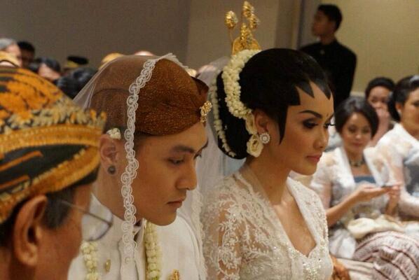 Demian saat melangsungkan Ijab Qabul dengan Sara Wijayanto