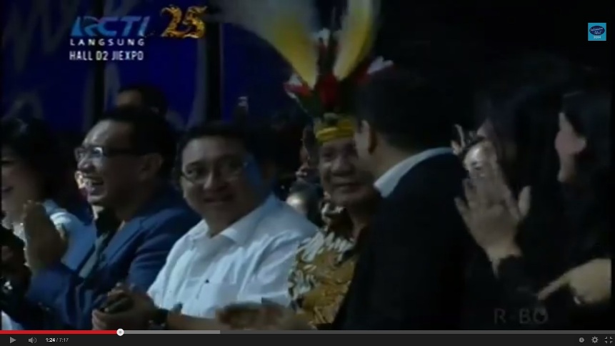 Prabowo bersama Fadli Zon (kiri) dan Hary Tanoesoedibjo (kanan) hadir dalam penobatan Pemenang Indonesian Idol 2014 (Youtube)