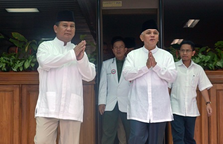 Capres dan Cawapres Prabowo-Hatta memakai baju putih. (JIBI/Antara/Fanny Octavianus)